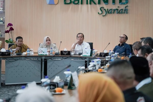 Gubernur NTB Dr H Lalu Muhamad Iqbal saat memimpin rakor penanganan banjir Kota Mataram (foto biro adpim)