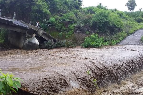 Kondisi jembatan Dusun Kebaloan Bawah yang mengalami kerusakan. (kicknews.today/Ist)