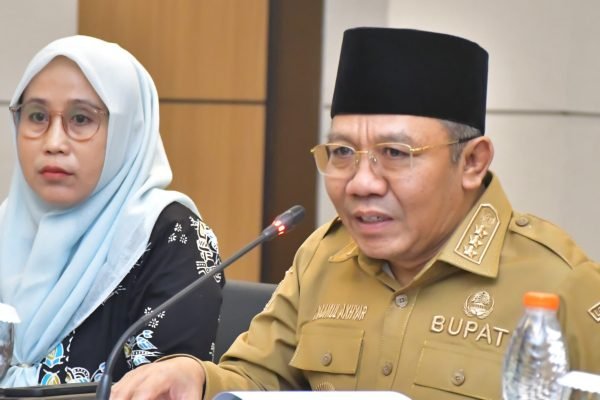 Bupati Lombok Utara didampingi Kepala DPMPTSP-Naker saat sesi wawancara penilaian Paritrana Award. (kicknews.today/Ist)