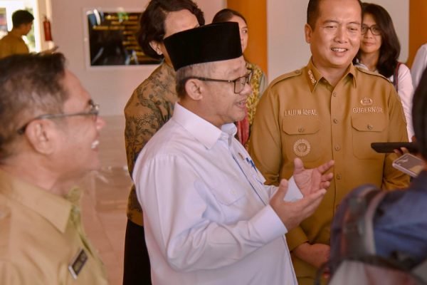 Gubernur NTB Dr. H. Lalu Muhamad Iqbal menerima kunjungan kerja Menteri Pendidikan Dasar dan Menengah RI Prof. Abdul Mu’ti, M.Ed di ruang kerjanya, Kantor Gubernur NTB, Senin, 14 Juli 2025. (Foto biro adpim)