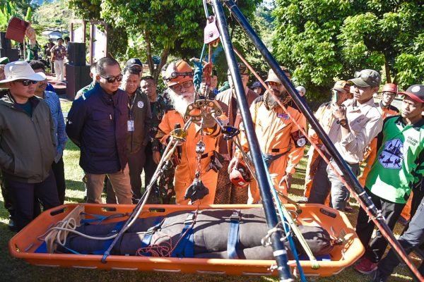 Gubernur NTB saat membuka pelatihan pasukan Rinjani Rescue Vertical Evacuation (RRVE) (foto adpim)