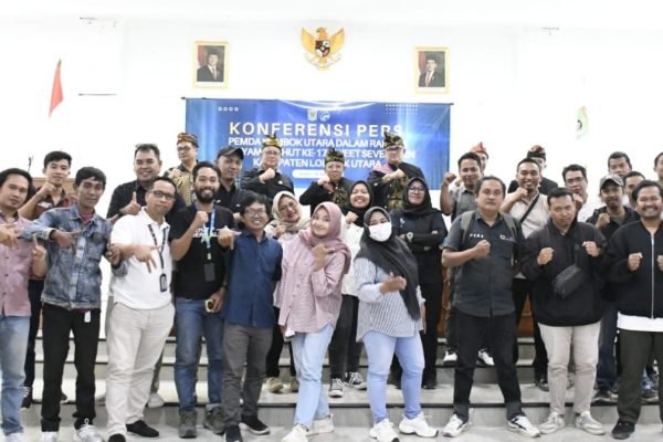 Bupati dan Wakil Bupati serta Kepala OPD saat Poto Bersama Awak Media usai Konferensi Pers. (kicknews.today/Ist)