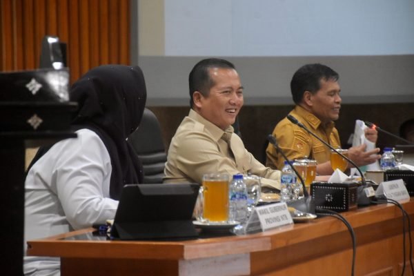 Gubernur NTB H Muhamad Iqbal saat memimpin rapat pimpinan bersama seluruh OPD lingkup Provinsi NTB di Gedung Sangkareang, pada Senin 21 Juli 2025. (Foto adpim)