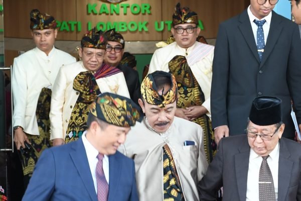 Tamu VIP menuju lapangan upacara. (kicknews.today/Ist)