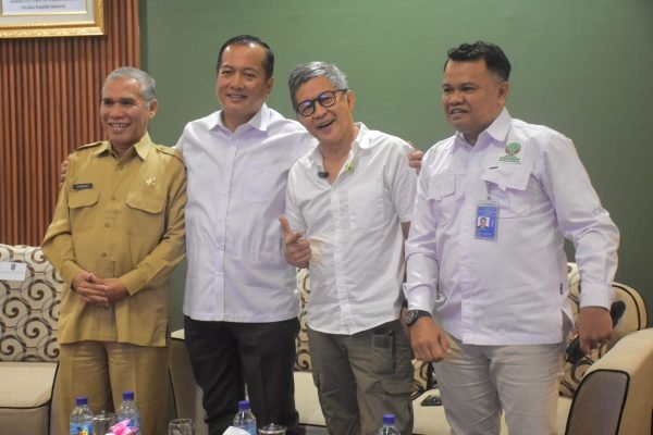 Gubernur NTB Dr H Lalu Muhamad Iqbal saat sesi poto bersama di Aula Geopark Rinjani Bappeda NTB, Selasa (22/7/2025)/(foto ist)