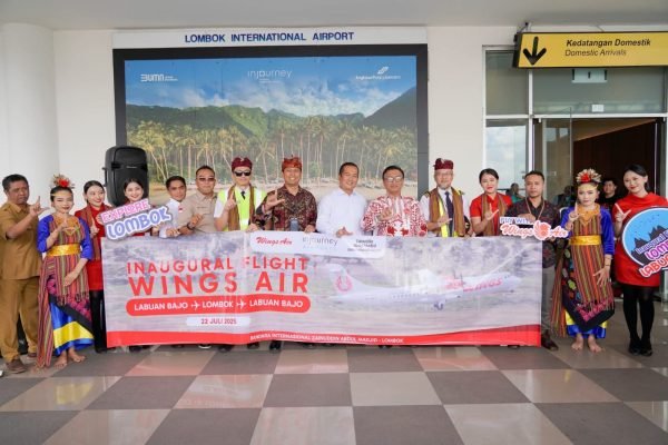 Gubernur NTB, Dr. Lalu Muhamad Iqbal, resmi melaunching penerbangan perdana Wings Air rute Lombok–Labuan Bajo–Lombok di Bandara Internasional Zainudin Abdul Madjid (BIZAM), Selasa (22/7)/foto ist