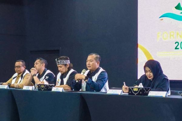 Gubernur dan Wakil Gubernur NTB (tengah) bersama panitia Fornas VIII 2025 saat konfrensi pers persiapan penutupan Fornas 2025 (foto adpim)