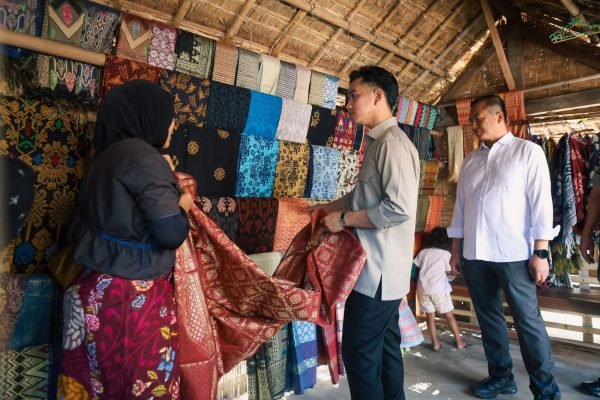 Wapres Gibran Rakabuming Raka saat melakukan kunjungan ke Desa Sade Lombok Tengah.