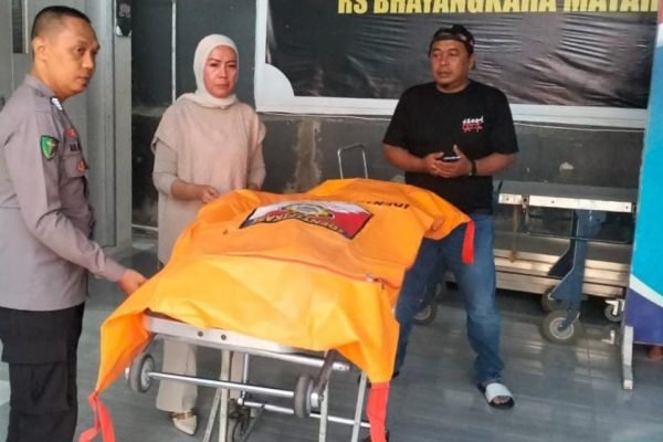Jenazah BMPF saat dibawa ke RS Bhayangkara Mataram untuk dilakukan otopsi. (kicknews.today/Ist)