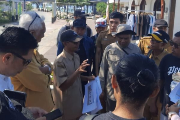 Pejabat Pemerintah KLU saat berada di area Sunset Poin Gli Trawangan. (kicknews.today/Ist)