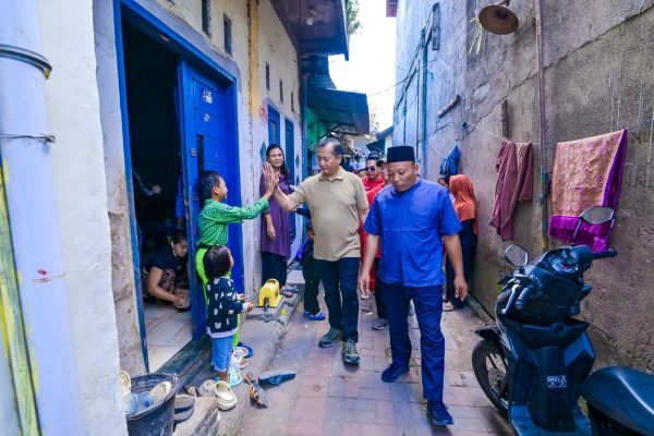 Gubernur NTB Dr H Lalu Muhamad Iqbal saat mengunjungi rumah warga korban banjir.