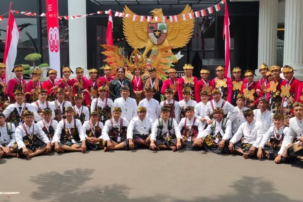 Tim penari kolosal asal NTB yang akan tampil pada HUT RI ke 80 di istana negara Jakarta. (foto adpim)