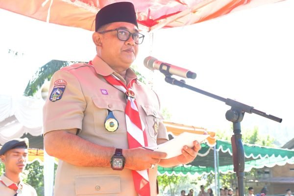 Ketua Kwartir Cabang (Kwarcab) Pramuka KLU, Kusmalahadi Syamsuri saat memberi pengarahan pada Hari Pramuka. (Foto. kicknews.today/Ist)