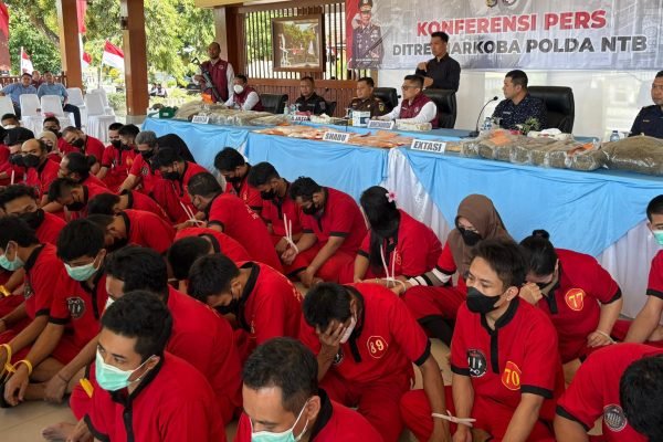 Tersangka pengedar Narkotika saat konferensi pers ungkap kasus di Lapangan Bhara Daksa Polda NTB. (Foto. kicknews.today/Ist)