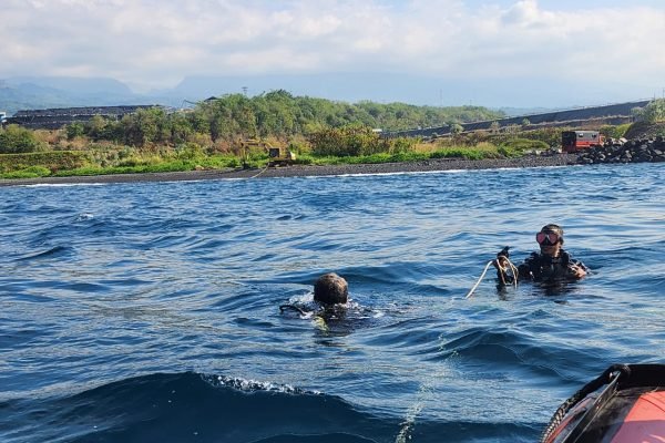 Tim SAR saat lakukan pencarian pekerja yang hilang di perairan Sembalun Lombok Timur. (Foto: dok Basarnas Mataram).