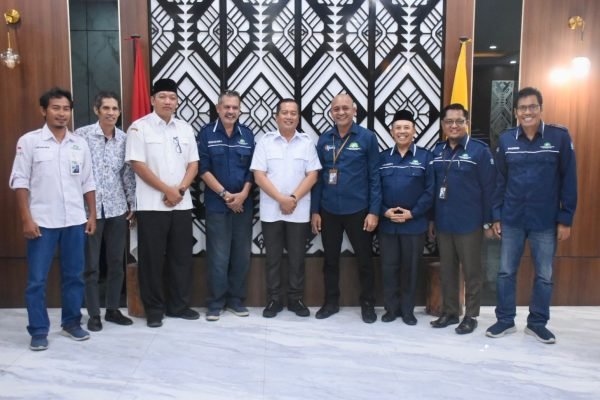 Gubernur NTB Dr. H. Lalu Muhamad Iqbal saat menerima silaturahmi BPPD NTB di ruang kerjanya. (foto adpim)