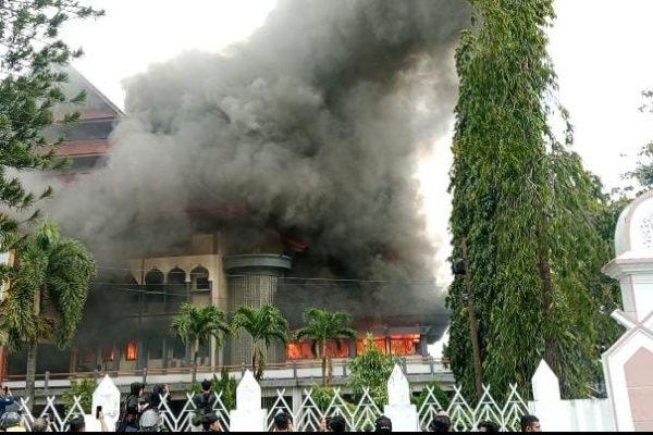 Kondisi gedung DPRD NTB dibakar masa (foto kicknews.today/wn)