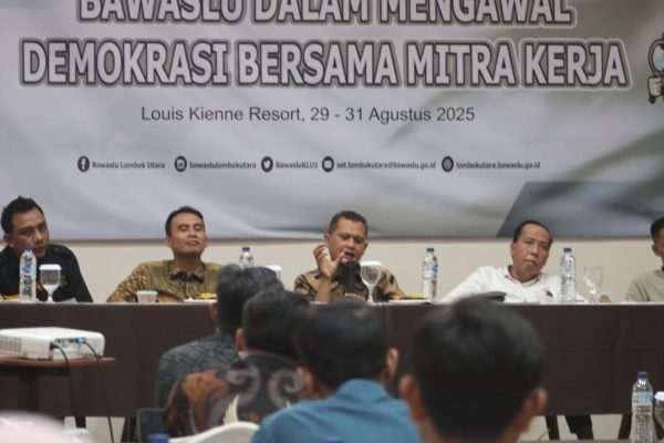 Ketua Bawaslu NTB didampingi pengurus Bawaslu KLU saat menggelar penguatan peran bersama mitra kerja. (Foto. dok Bawaslu KlU)