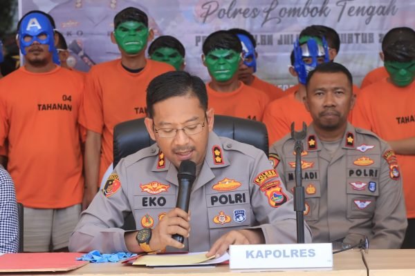 Kapolres Lombok Tengah bersama Para Tersangka saat Konferensi Pers di Mapolres Lombok Tengah. (Foto. kicknews.today/Ist)