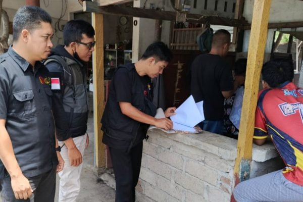 Anggota Bawaslu Lombok Utara saat melakukan Uji Petik Data Pemilih. (Foto. kicknews.today/Ist)