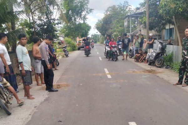 Polisi saat melakukan olah TKP di jalan umum Dusun Mangkung, Desa Truwai, Kecamatan Pujut, Lombok Tengah. (Foto. kicknews.today/Ist)