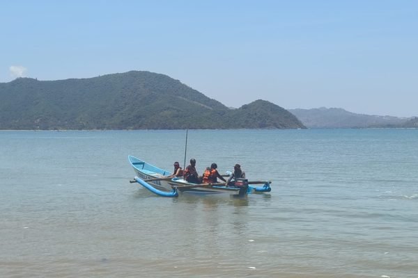 Tim SAR lakukan pencarian korban. Sumber:Ist