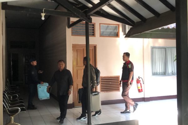 Kejaksaan Negeri Mataram melakukan penggeledahan di Kantor Pertanahan Nasional (BPN) Kabupaten Lombok Barat. (foto kicknews.today/ist)
