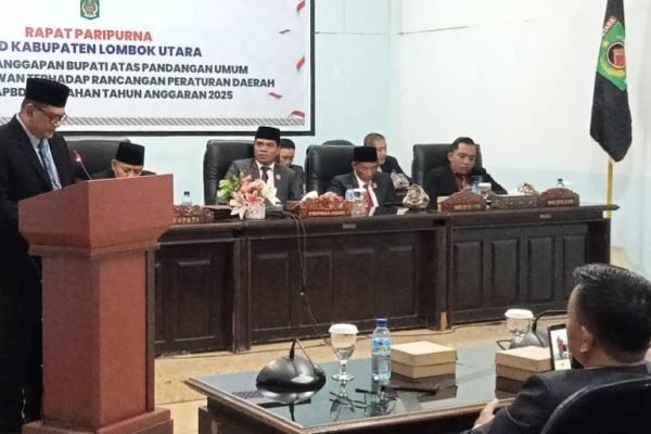 Wakil Bupati Lombok Utara, Kusmalahadi Syamsuri saat menyampaikan jawaban kepala daerah atas pandangan umum fraksi-fraksi DPRD terhadap Raperda APBD Perubahan Tahun Anggaran 2025. (Foto kicknews.today/Anggi)