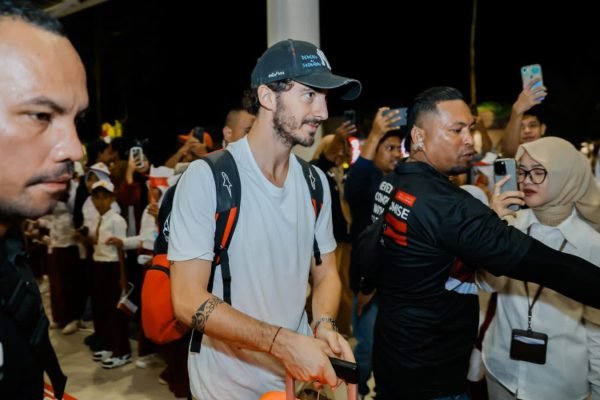 Salah satu pembalap MotoGP, Francesco “Pecco” Bagnaia (Ducati Lenovo Team) saat tiba di Bizam Senin Petang. (Foto. kicknews.today/Ist)
