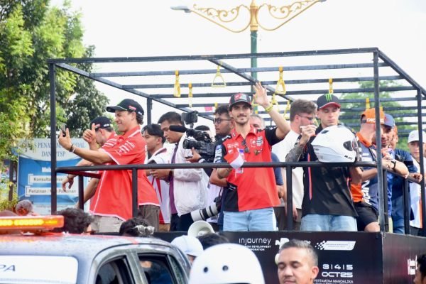 Doc. Parade rider MotoGP 2025 yang berlangsung di taman Sangkareang dan teras Udayana Kota Mataram. (foto kicknews.today/adpim)