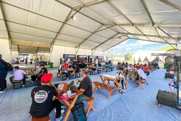 Terlihat para penonton sedang menikmati menu makanan khas Lombok Mandalika. (foto kicknews.today/biroadpim)