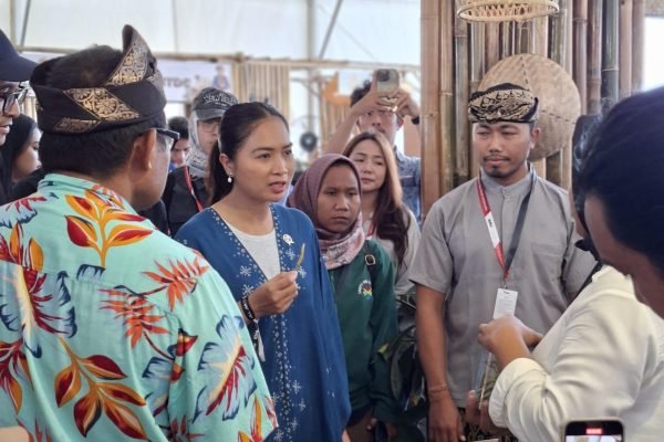 Wakil Menteri Pariwisata dan Ekonomi Kreatif (Wamenparekraf) RI, Ni Luh Enik Ermawati saat berkunjung ke Stand UMKM binaan ITDC (foto kicknews.today/ist)