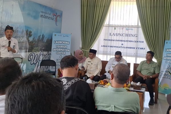 Bupati Lombok Utara didampingi Wabup saat Launching Tourist Information Center (TIC) di kantor Dinas Pariwisata KLU. (Foto. kicknews.today/Ist)