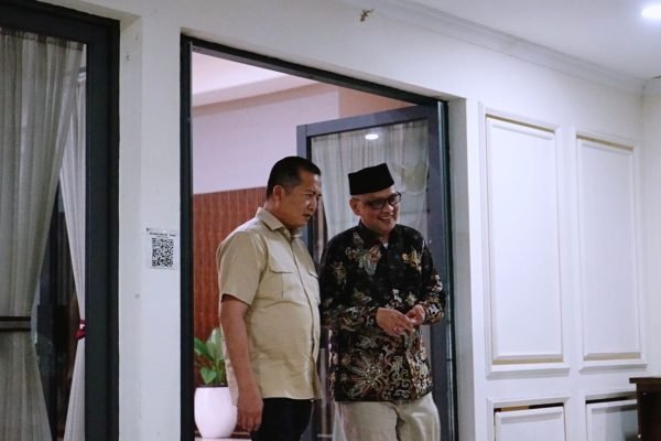 Gubernur NTB Lalu Muhamad Iqbal saat bertemu dengan Menteri Haji dan Umroh di pendopo Gubernur NTB. (foto kicknews.today/biroadpim)