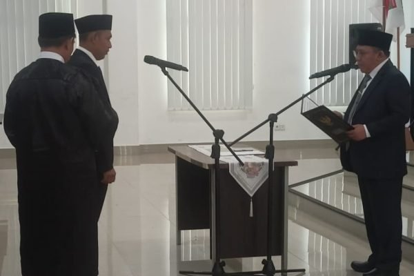 Bupati Lombok Utara Najmul Akhyar, saat melantik Ramadhan Jayadi sebagai Direktur Perumda Amerta Dayan Gunung, KLU. (Foto. kicknews.today/Ist)