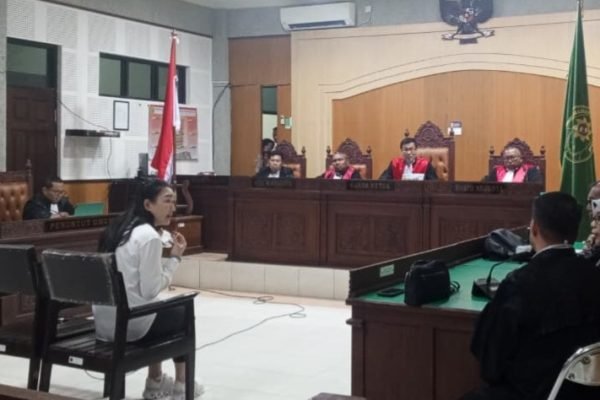 Isabel Tanihaha saat putusan sidang di PN Tipikor Mataram. (Foto. kicknews.today/Ist)