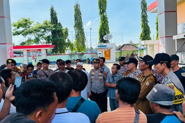 Saat aksi yang dilakukan oleh warga Rarang di SPBU, foto:Ist