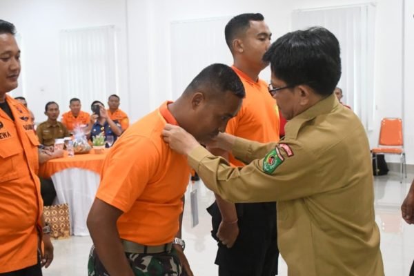 Pj Sekda Lombok Utara, Sahabudin saat membuka pelatihan Potensi Search and Rescue (SAR) Teknik Pertolongan di Permukaan Air. (Foto. kicknews.today/ist)