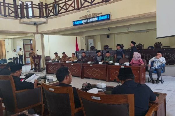 IMG-20251027-WA0039 LSM Kasta NTB mendatangi Kantor DPRD Kabupaten Lombok Barat bersama perwakilan tenaga honorer yang terancam dirumahkan oleh Pemerintah Daerah Lombok Barat.(foto kicknews.today/ist)