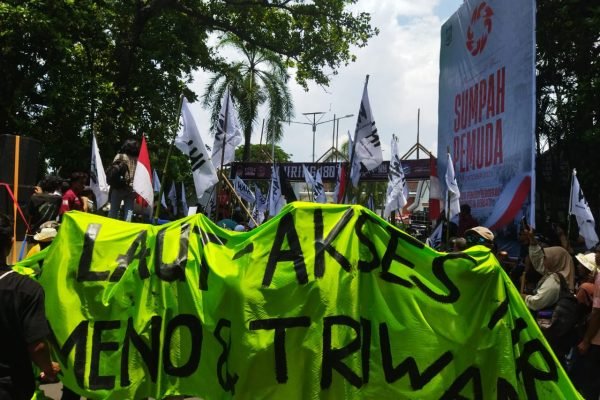 IMG-20251028-WA0019 Aksi demontrasi di Kantor Gubernur NTB. (foto kicknews.today/ist)