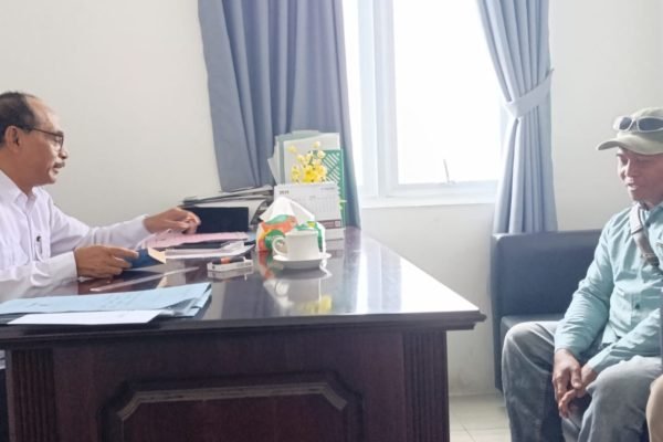 Kabid Tenaga Kerja, Muhrim saat menerima kedatangan suami dari TKW asal Lombok Utara yang dipulangkan sebelum masa kontrak kerja habis. (Foto. kicknews.today/Ist)