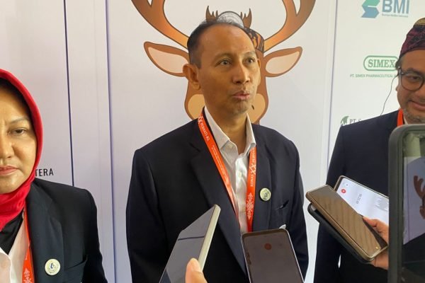 IMG-20251030-WA0043 Prof. Hamsu (tengah) didampingi Ketua Umum Perhati-KL, dr. Yussy (kiri) dan Ketua Perhati-KL NTB, dr. Mochammad Alfian. (Foto. kicknews.today/Anggi)