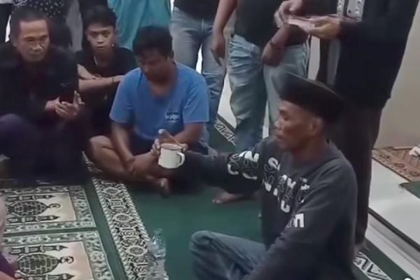 Tangkapan layar warga jalani minum air tanah di Kelurahan Bali Satu Kabupaten Dompu.