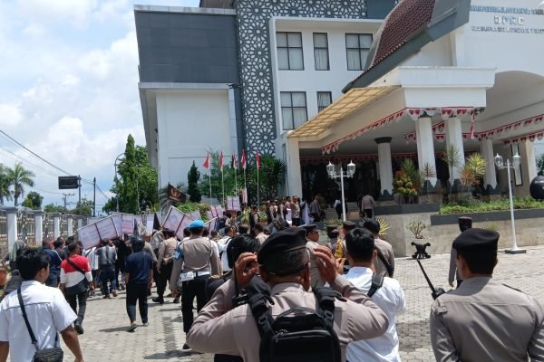Saat massa LSM Garuda memasuki kantor DPRD Lombok Timur. Foto. Ist
