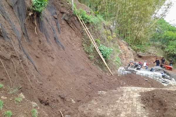 Tanah longsor di Sembalun hambat jalan petani. Foto. Ist