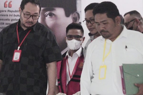 HK saat keluar dari ruang pemeriksaan Pidsus Kejati NTB. (Foto. kicknews.today/Ist)