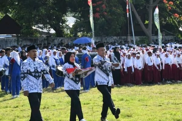 Guru dan siswa di Lombok Utara saat melaksanakan Upacara HUT PGRI ke 80 dan Peringati HGN. (Foto. kicknews.today/Ist)