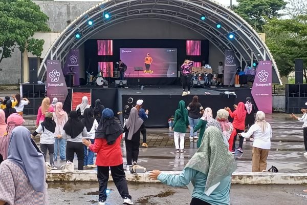 Pestaporia 2025 dengan tema “Lampak Pesisir” (Jalan Sehat dan Bersih-bersih Pantai) di Destinasi Wisata Pantai Loang Baloq. Foto istr kicknews.today
