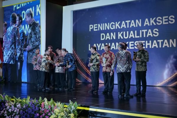 Provinsi NTB meraih penghargaan sebagai Pemenang Kategori Perbaikan Akses dan Kualitas Pelayanan Kesehatan Tingkat Provinsi dengan Fiskal Sedang pada Malam Apresiasi Kinerja Pemerintah Daerah Tahun 2025 (foto kicknews.today/Biroadpim)