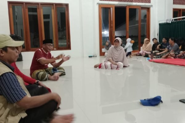 Warga terdampak banjir Desa Perampuan Lombok Barat minta solusi jangka panjang saat dialog dengan Dinas Sosial Lombok Barat.
